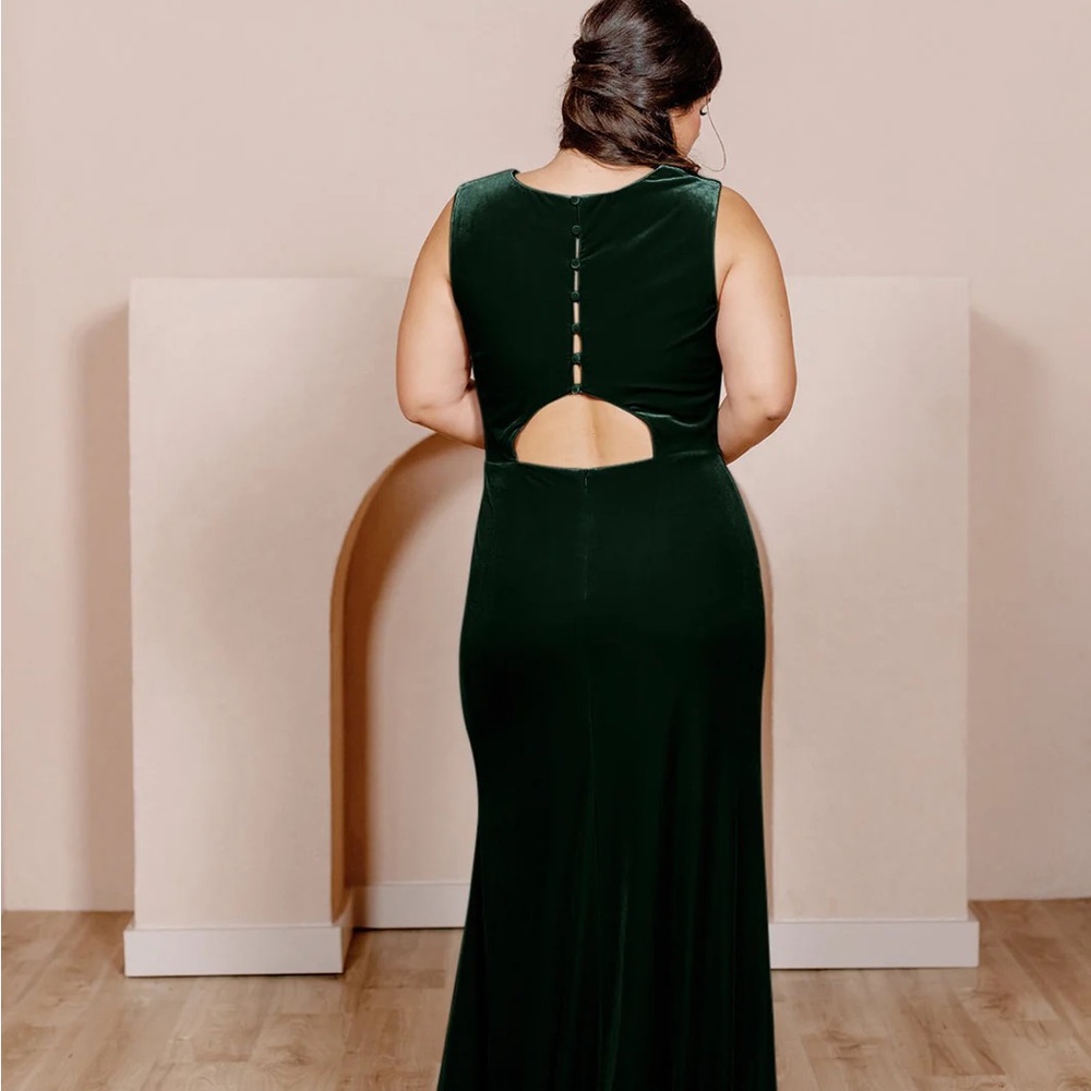 Revelry
Cleo Velvet Dress
Emerald - 613, Size: 4, Length: 39” in waist to hem